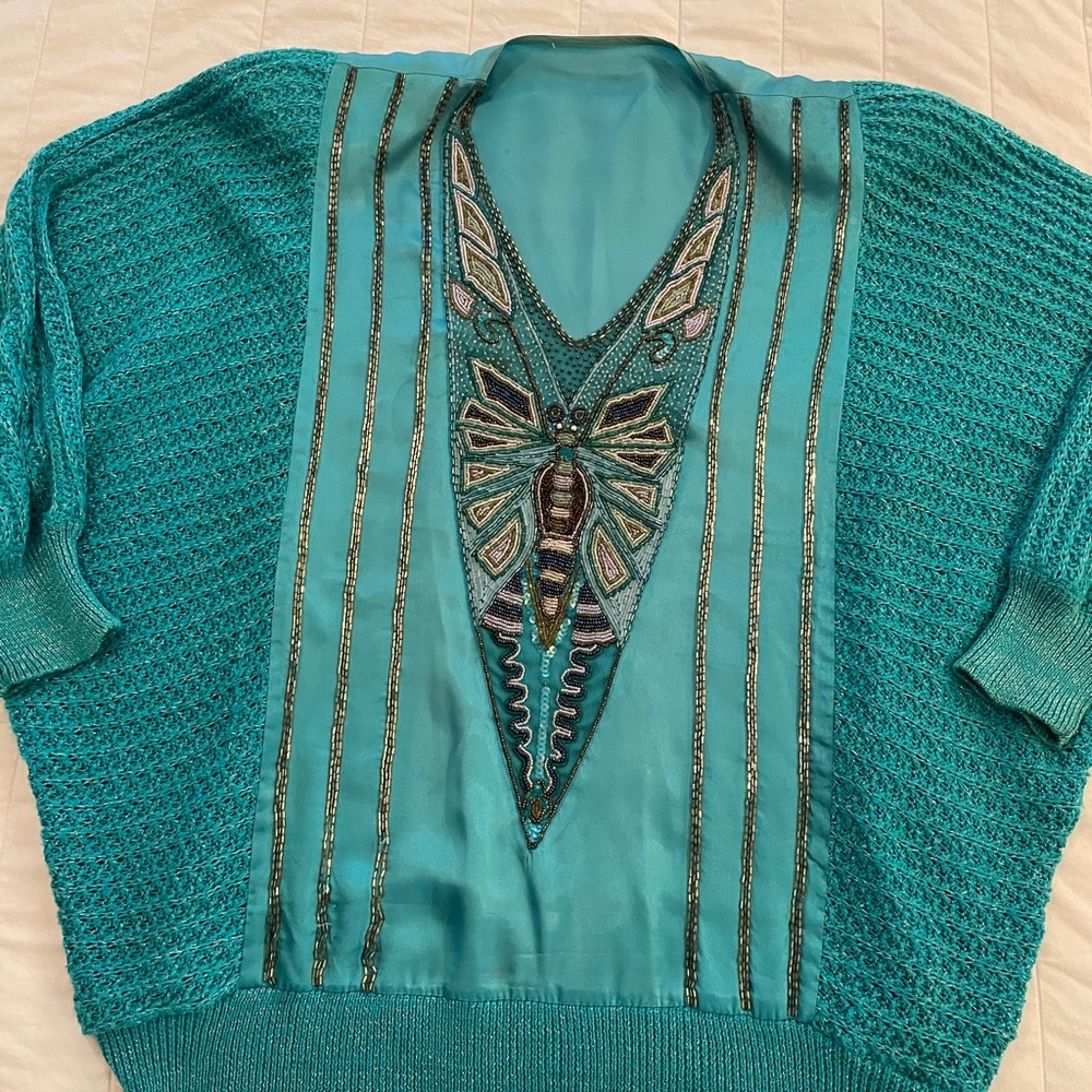 Woman’s sweater with detail on satin center